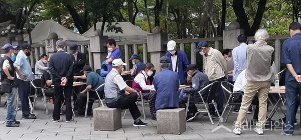 노인들은 취미·여가활동을 현쟁의 삶에서 가장 중요시하는 것으로 나타났다. 사진은 서울 종로 탑골공원 주변에서 장기를 두며 시간을 보내고 있는 어르신들. ⓒ워라벨타임스